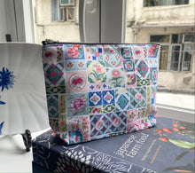 Load image into Gallery viewer, Pouch "Peranakan Tiles" P15