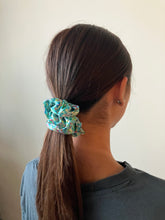 Load image into Gallery viewer, Silk Scrunchies "Chinese Floral" SS04