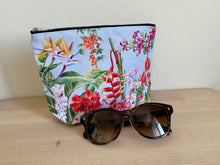 Load image into Gallery viewer, Pouch "Tropical Flowers" P35