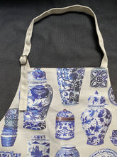 Load image into Gallery viewer, Apron &quot;Chinese Porcelain&quot; A06
