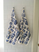 Load image into Gallery viewer, Tea Towel &quot;Chinese Porcelain&quot; TT06
